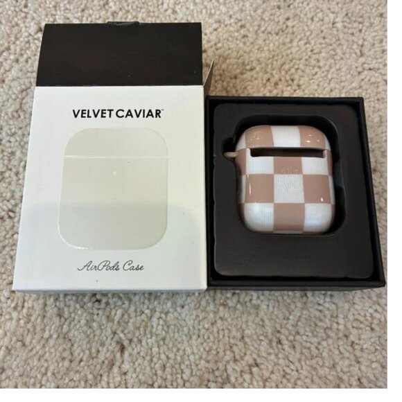 NEW Velvet Caviar Cashmere Taupe Airpods Case Holder - Picture 2 of 6